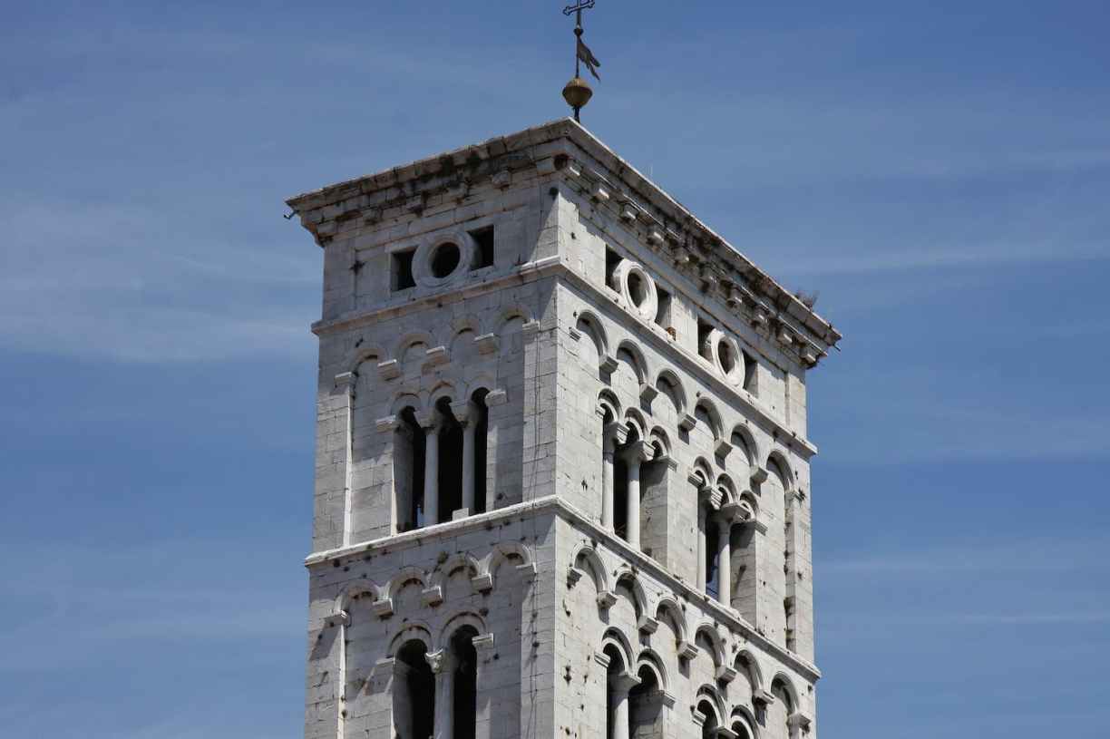Clocher de San Michele sur l'ancien forum de Lucca en Toscane