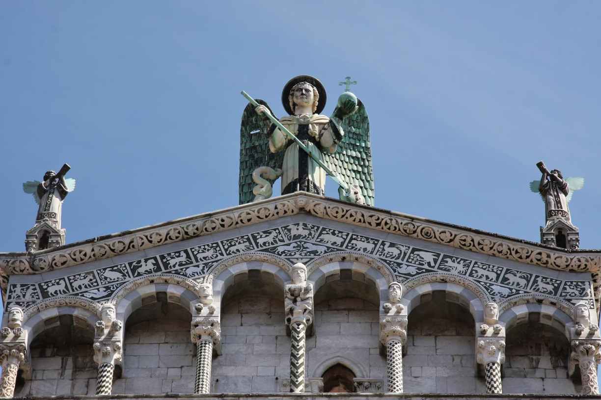 Statue de Saint-Michel de Lucca en Toscane : San Michele in Foro