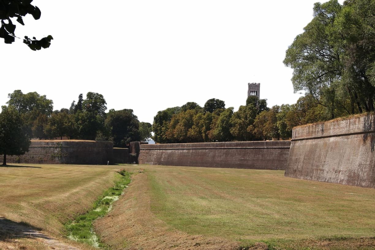 Italie Remparts de Lucca en Toscane