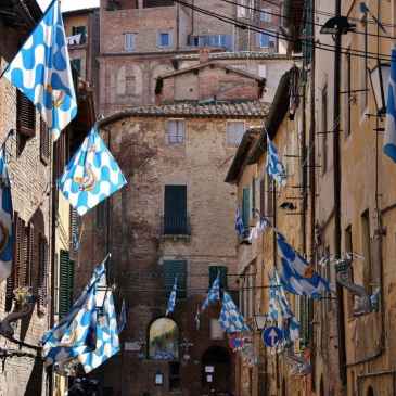 Rue décorée de drapeaux pour le Palio
