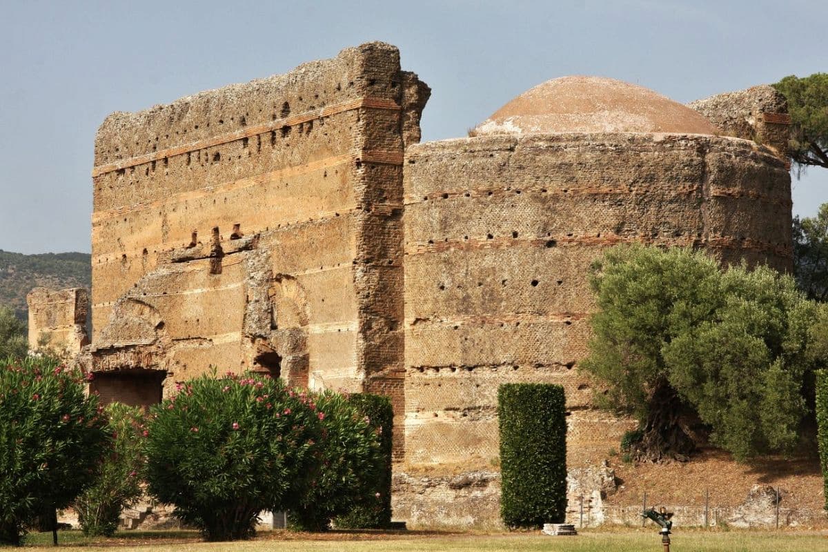 Rome Tivoli salle des philosophes de la villa d'Hadrien