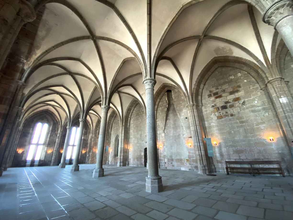Salle des hôtes du Mont-Saint-Michel en Normandie 