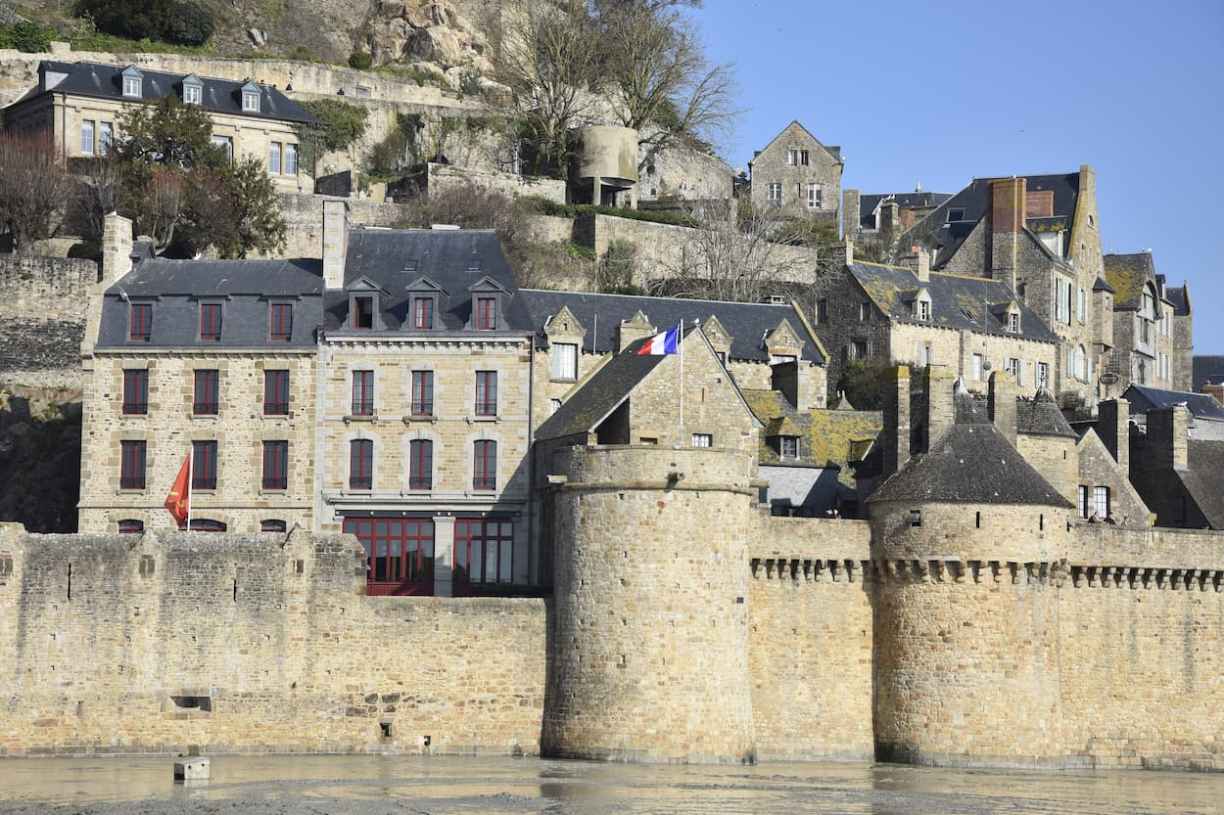 Remparts du Mont-Saint-Michel en Normandie 