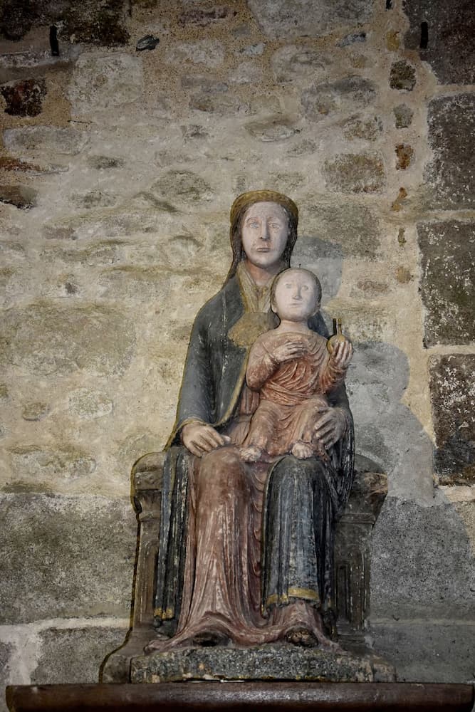 Statue de vierge à l'enfant abbaye du Mont-Saint-Michel, Normandie 