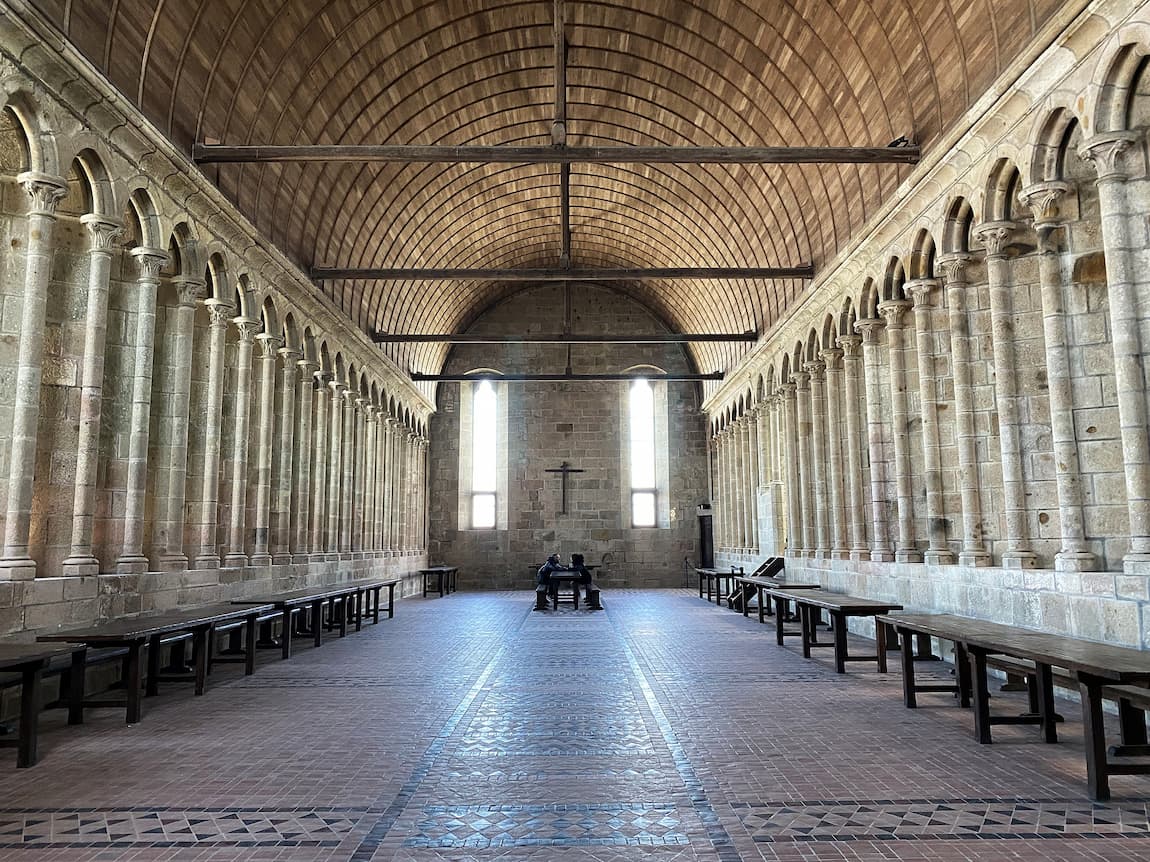 Réfectoire des moines au Mont-Saint-Michel en Normandie 