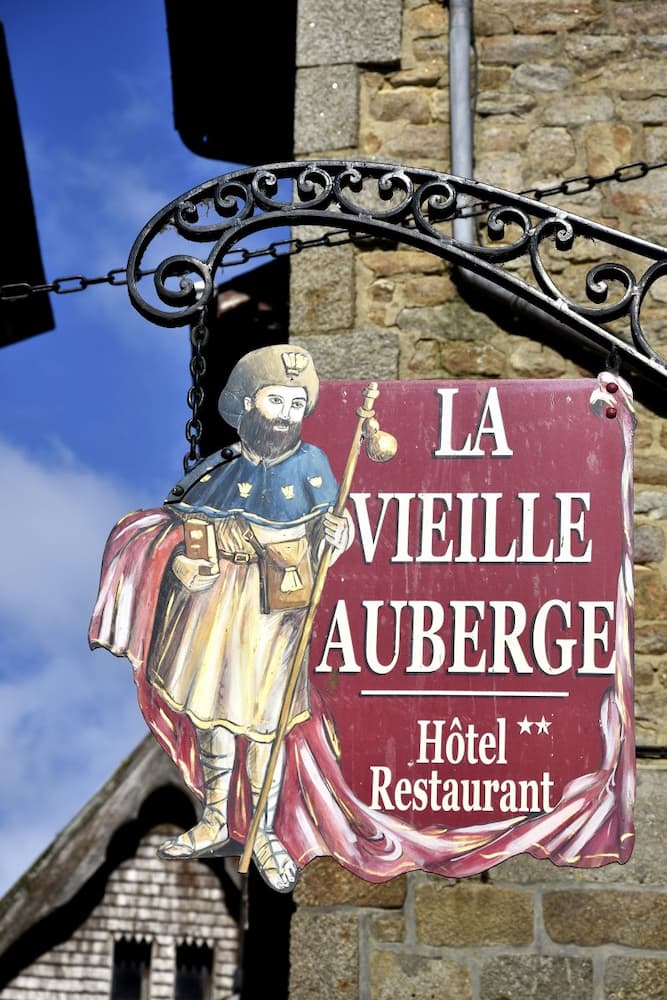 Vieille enseigne au Mont-Saint-Michel en Normandie 