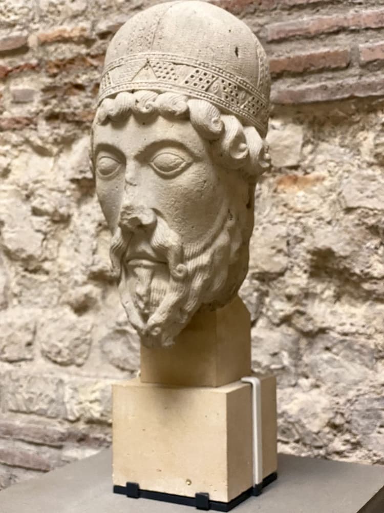 Paris Musée de Cluny : vestiges de Notre-Dame de Paris Tête de prophète de l'abbatiale Saint-Denis