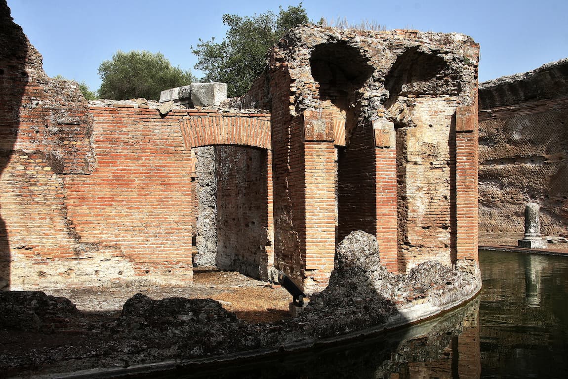 Ile du bassin du théâtre maritime de Tivoli près de Rome