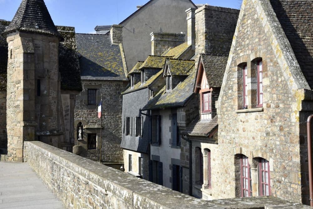 chemin de ronde remparts au Mont-Saint-Michel 