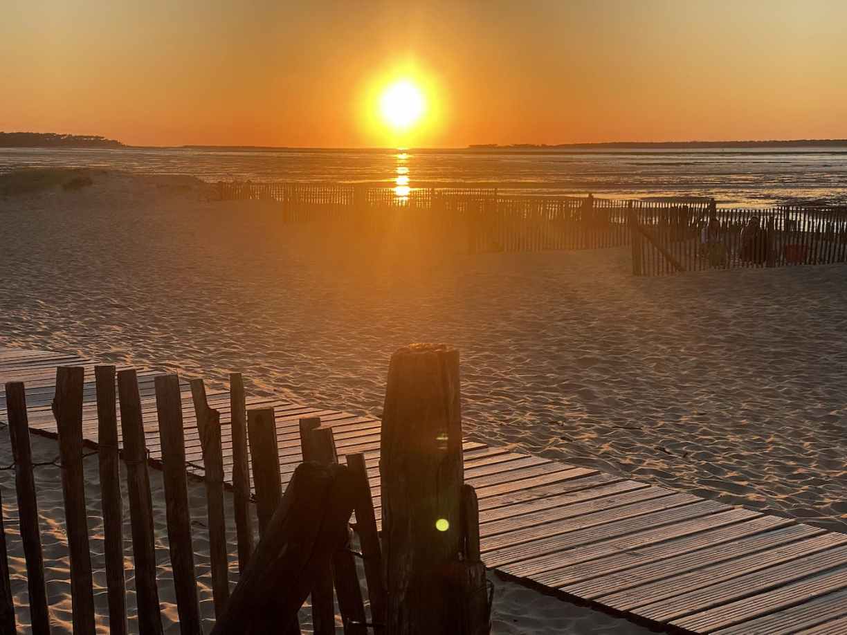 Coucher de soleil sur la plage de la Tremblade Charente-Maritime 