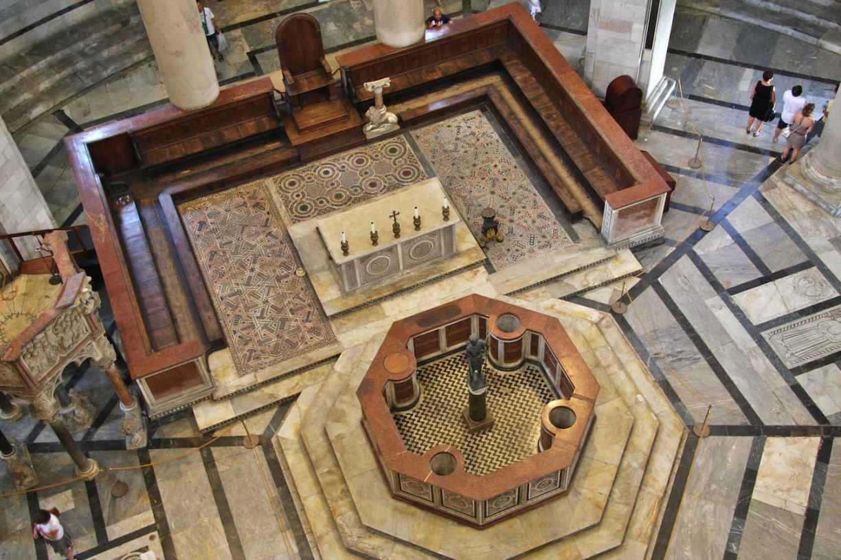 Toscane Pise les fonds baptismaux du baptistère
