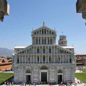 La façade du Duomo vue du baptistère de Pise