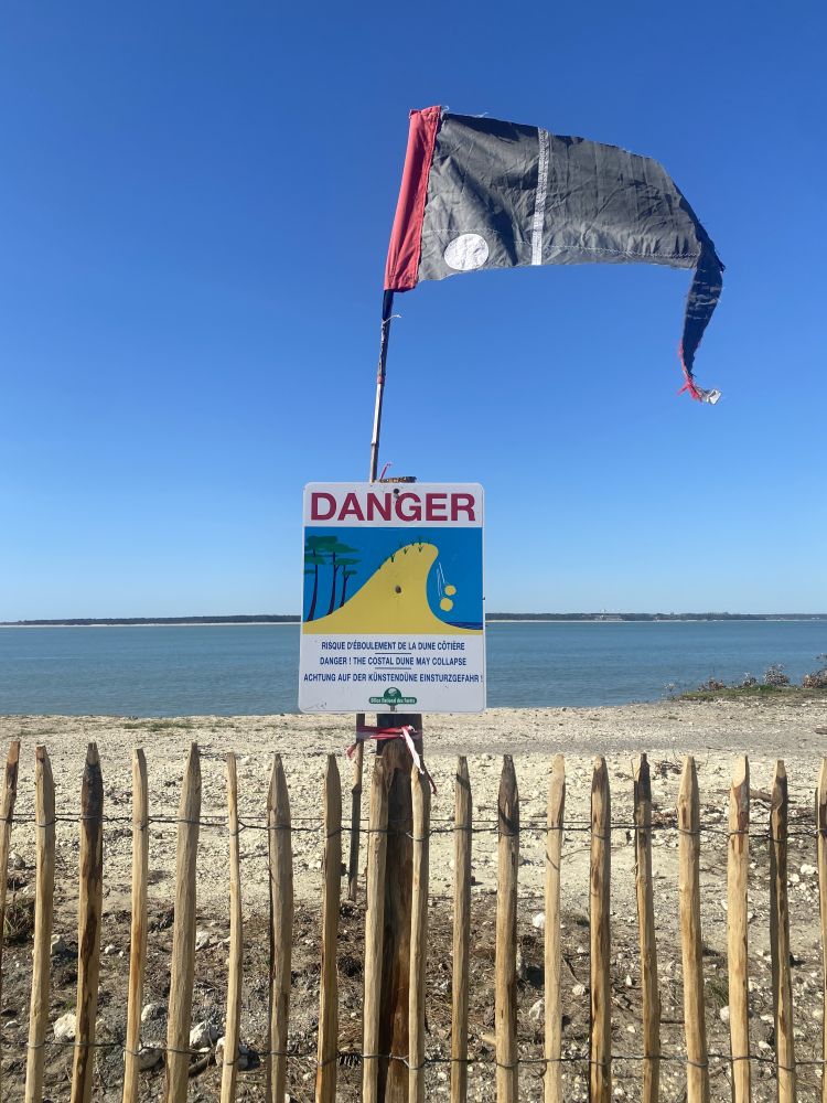Danger écroulement de la dune à La Tremblade en Charente-Maritime