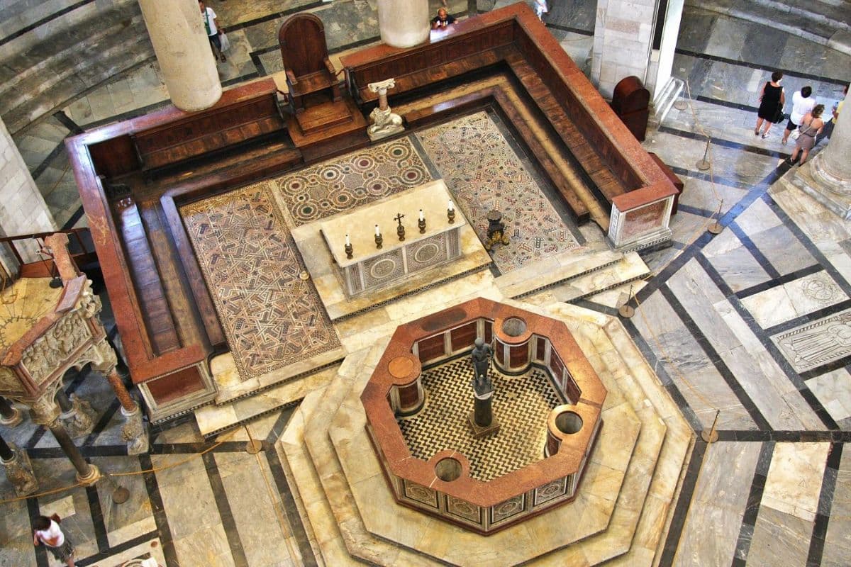 Italie Toscane Pise les fonds baptismaux du baptistère