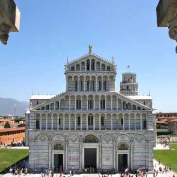La façade du Duomo vue du baptistère de Pise