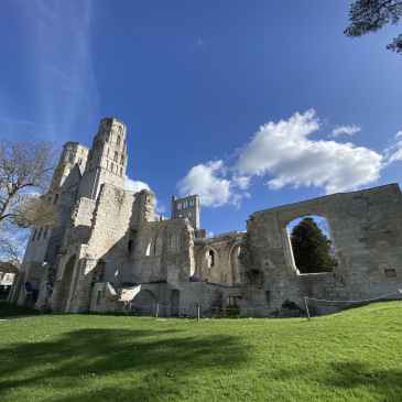 Façade ouest de abbaye de Jumièges