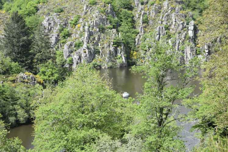 Bateau rivière château Crozant en Creuse