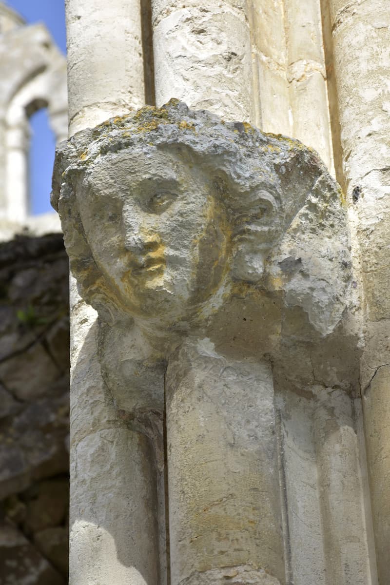 Normandie : chapiteau de l'abbaye de Jumièges
