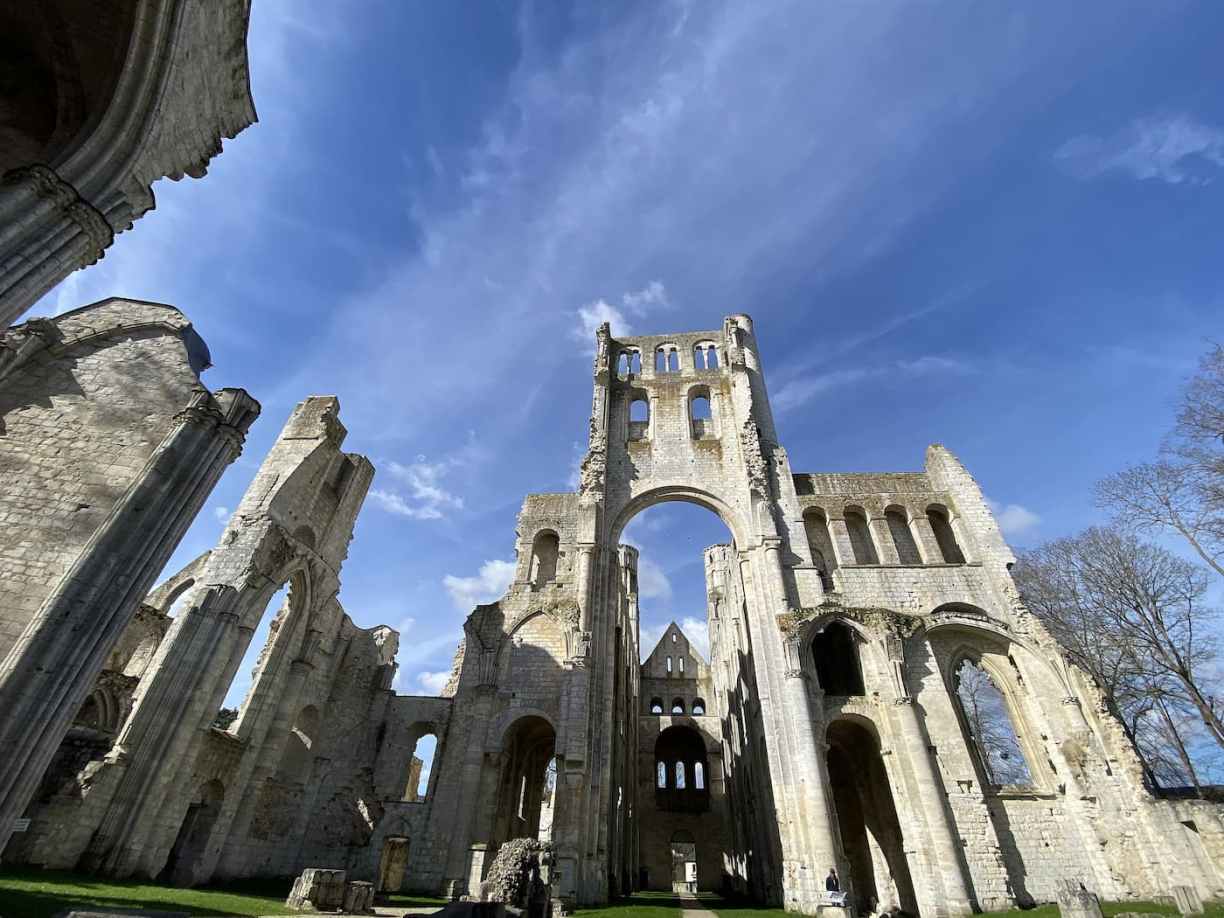Normandie : chœur de l'abbaye de Jumièges