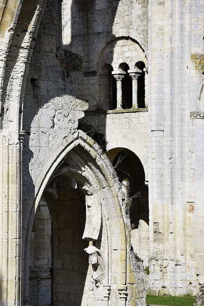 Normandie : la nef romane de l'abbaye de Jumièges