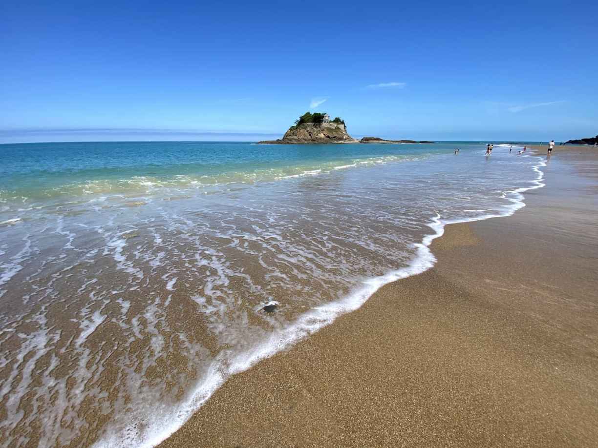 Bretagne Cancale plage et fort du Guesclin