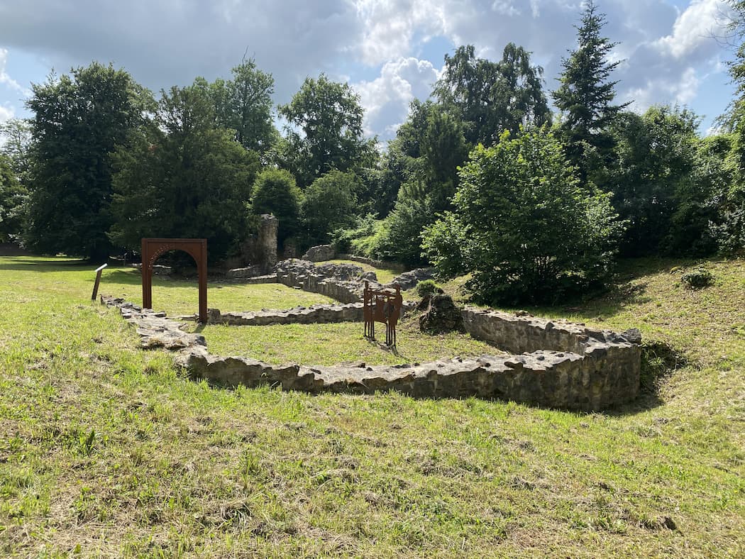 Suisse Normande : basse-cour du château de Ganne