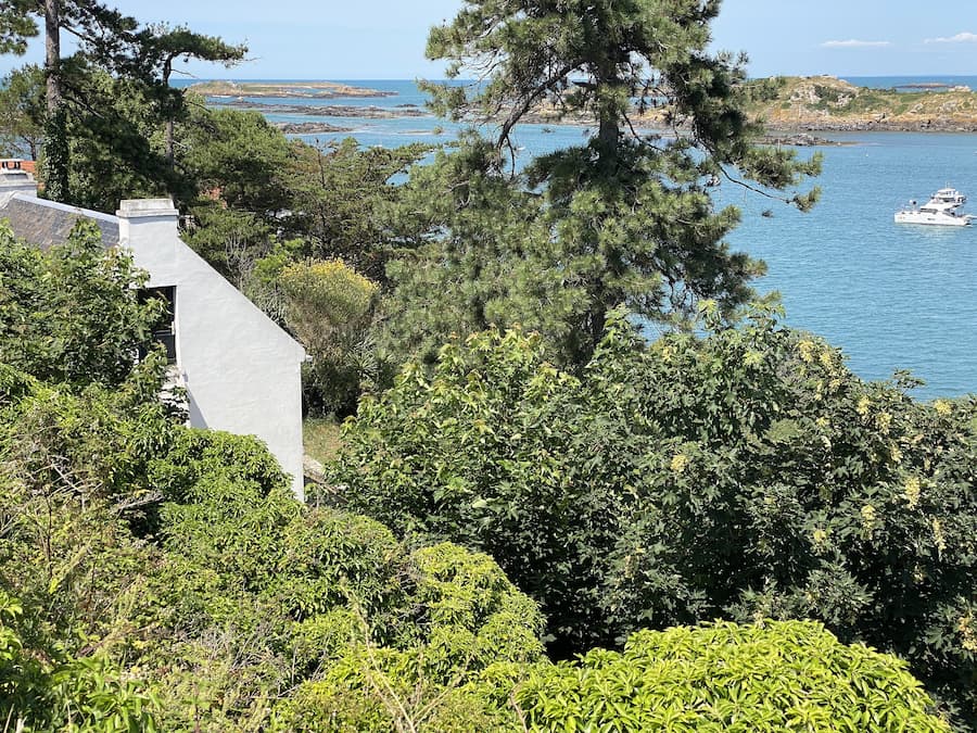 Chausey Normandie maisons sous le phare