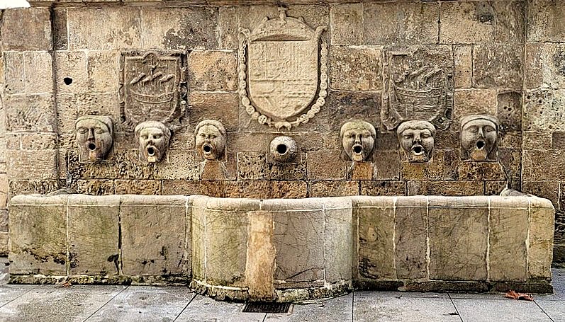 Espagne fontaine ancienne Avilés en Asturies