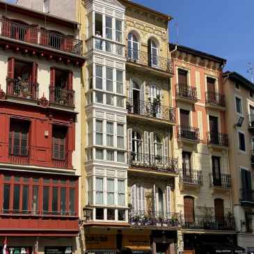 Hautes maisons de la place de la cathédrale de Bilbao
