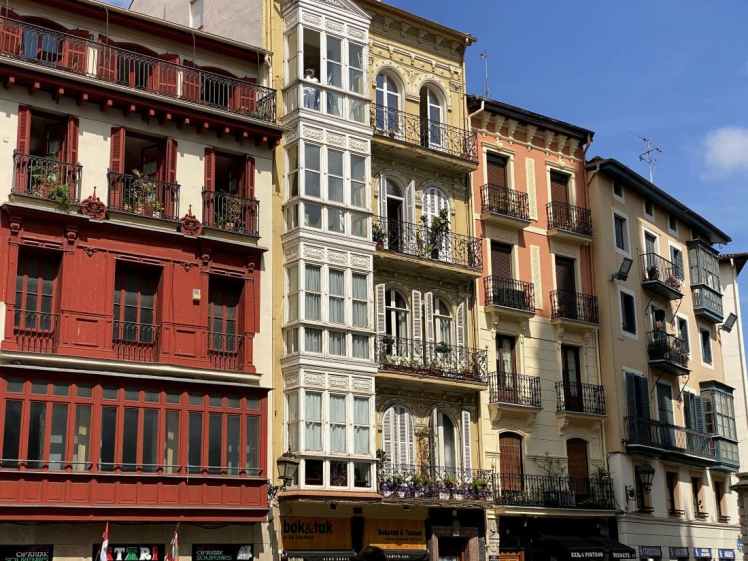 Hautes maisons de la place de la cathédrale de Bilbao