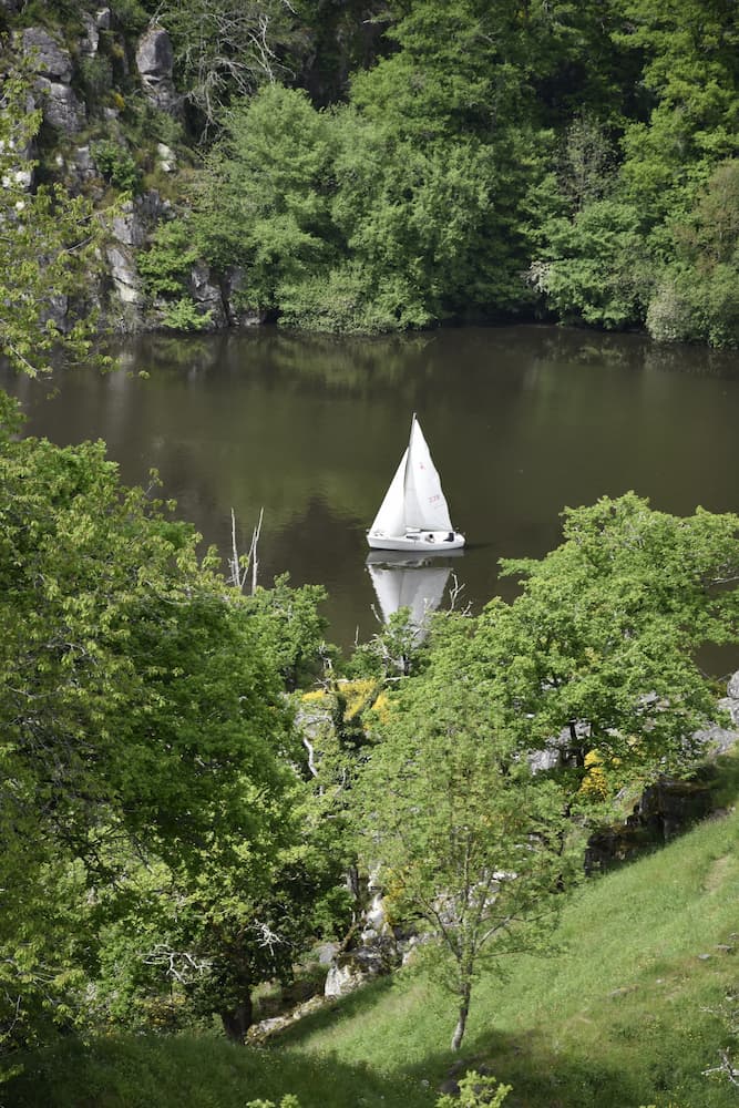 Voilier sur la Creuse à Crozant