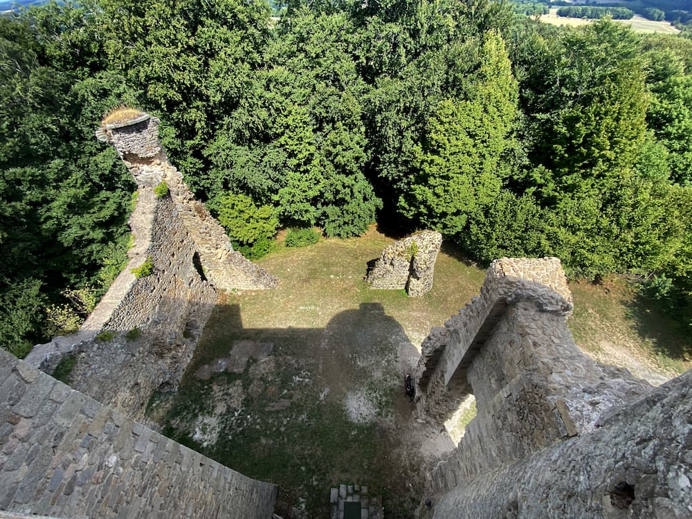 Creuse cour du château de Montaigut-le-Blanc vue de la terrasse