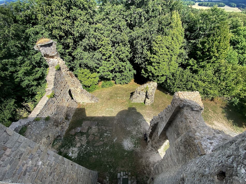 Creuse cour du château de Montaigut-le-Blanc vue de la terrasse