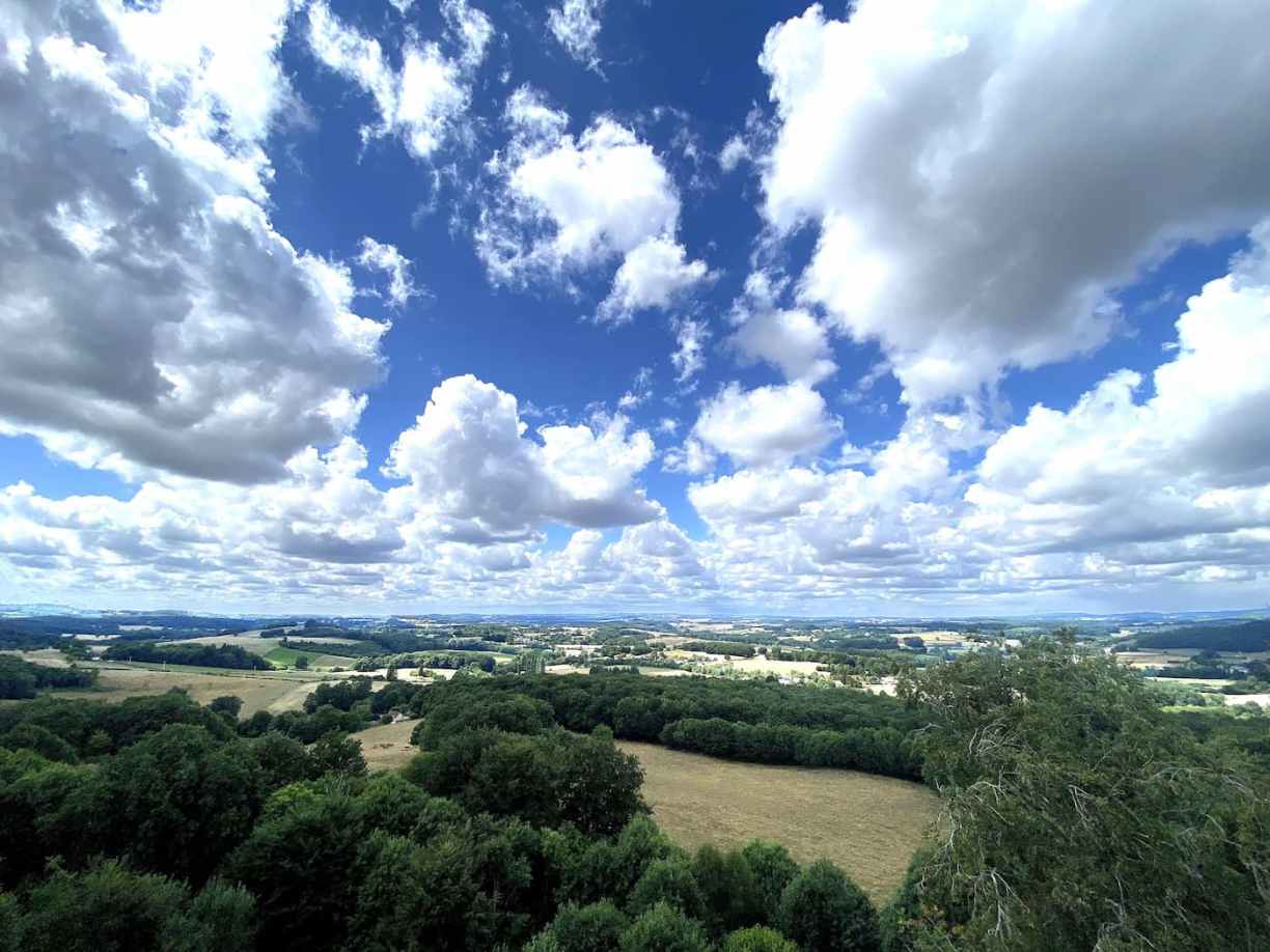 Paysage de Creuse vu de la terrasse du château de Montaigut-le-Blanc