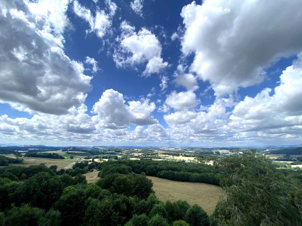 Paysage de Creuse vu de la terrasse du château de Montaigut-le-Blanc