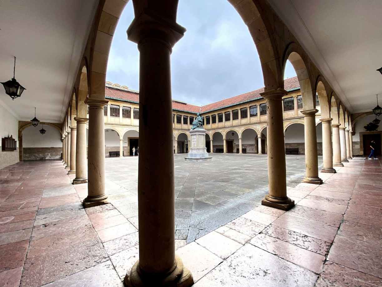Espagne Asturies Oviedo cloître université