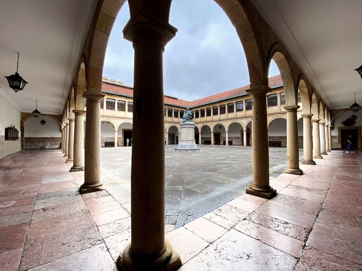 Espagne Asturies Oviedo cloître université