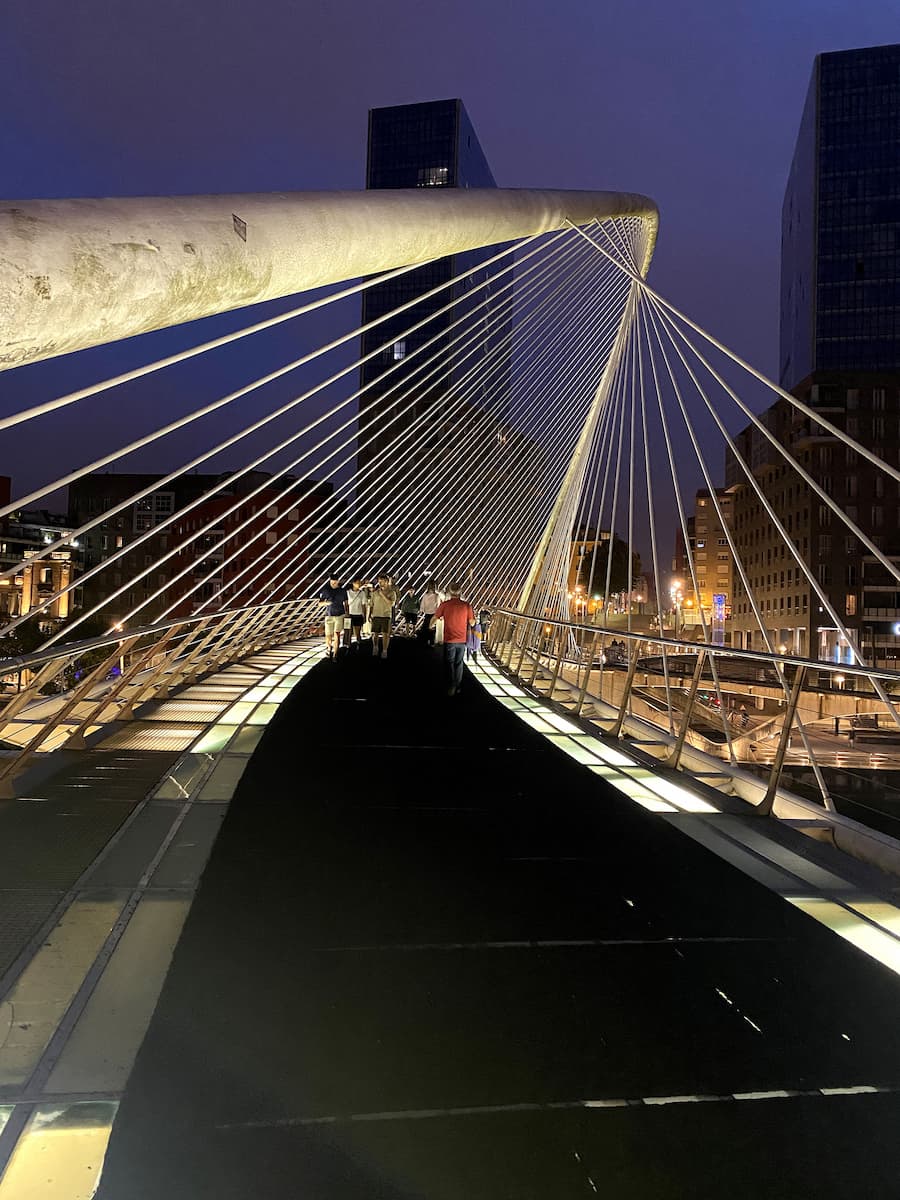 Pont zubizuri à Bilbao en Espagne