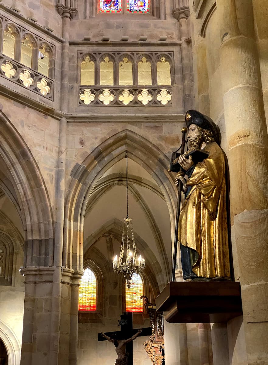 Espagne La cathédrale Santiago de Bilbao statue de pèlerin