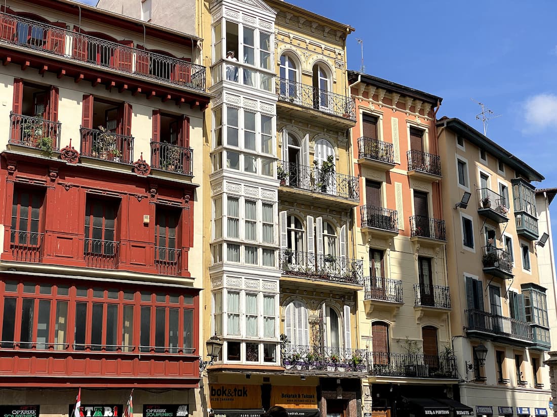 Espagne Bilbao maison face à la cathédrale