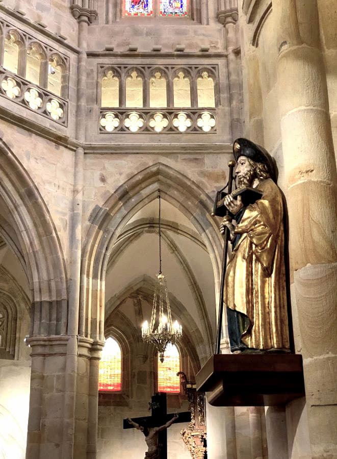 La cathédrale Santiago de Bilbao statue de pèlerin