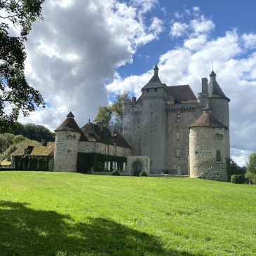 Le chateau fort de Villemonteix