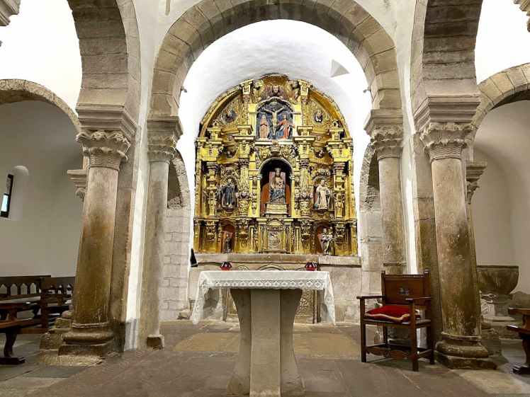 Retable de l'église Santa Maria de Lebeña près de Potes en Espagne