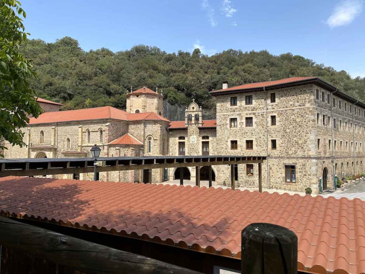 Espagne Parc des Pics d'Europe cloître du monastère de Santo Toribio de Liébana