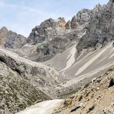 Paysage lunaire sur le sentier vers le sommet "Hocardos Rojos"