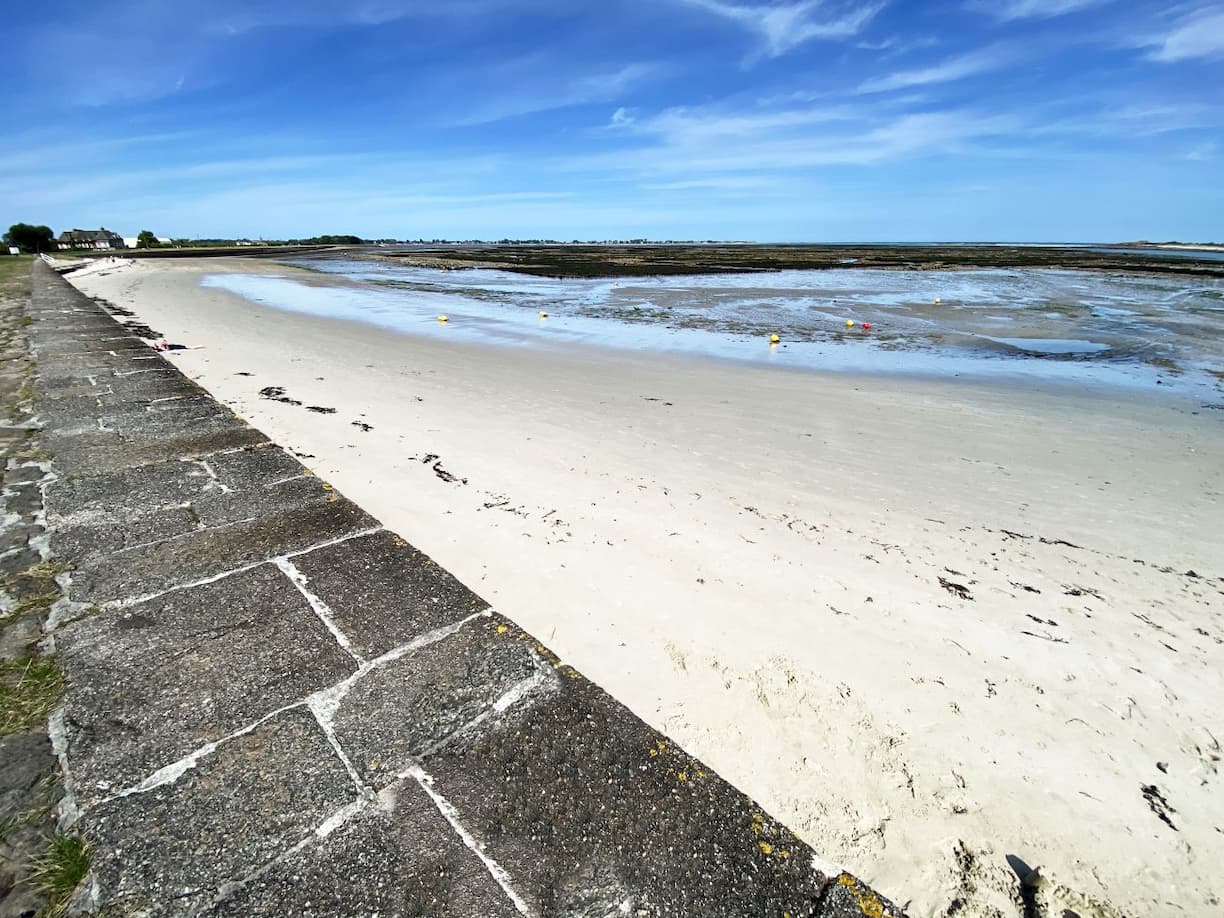 Le GR 223 longe la plage de Saint-Vaast-la-Hougue