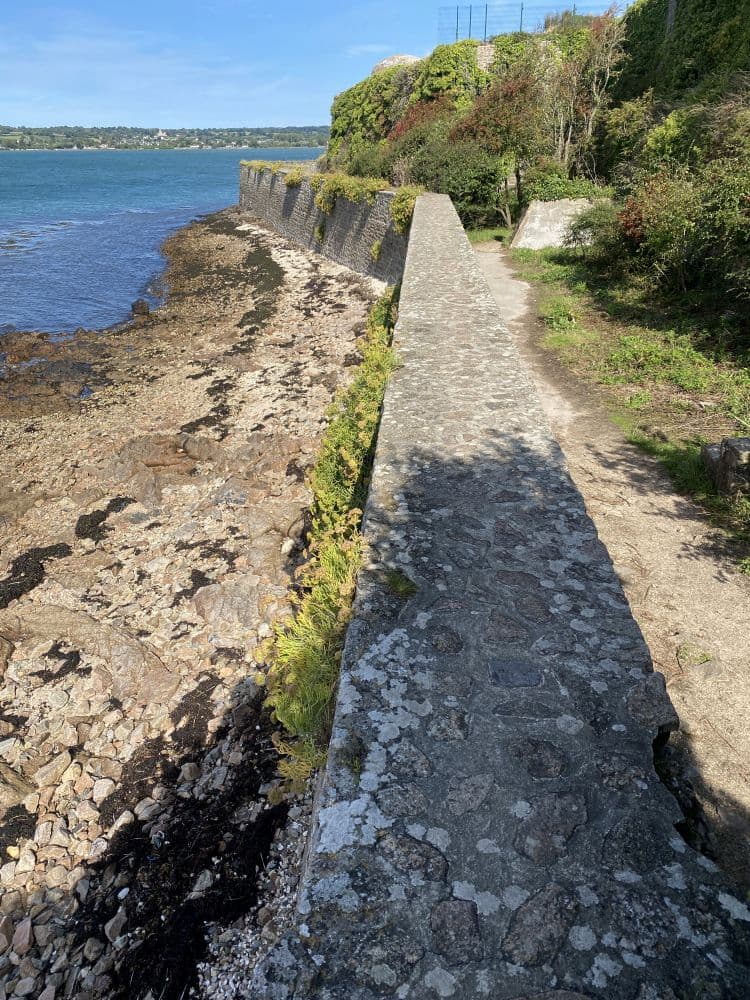 Le tour du fort de la Hougue à Saint-Vaast-la-Hougue