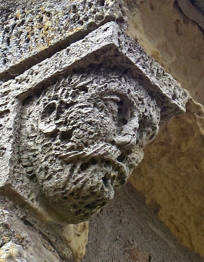 Saint-Vaast-la-Hougue Chapelle des disparus en mer chapiteau sculpté