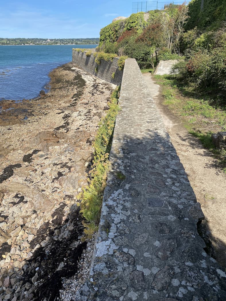Le tour du fort de la Hougue à Saint-Vaast-la-Hougue