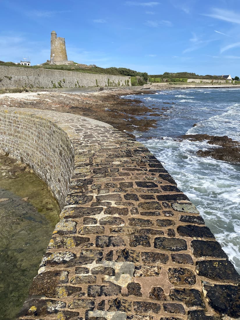 Chemin étroit tour du fort Vauban de Saint-Vaast-la-Hougue